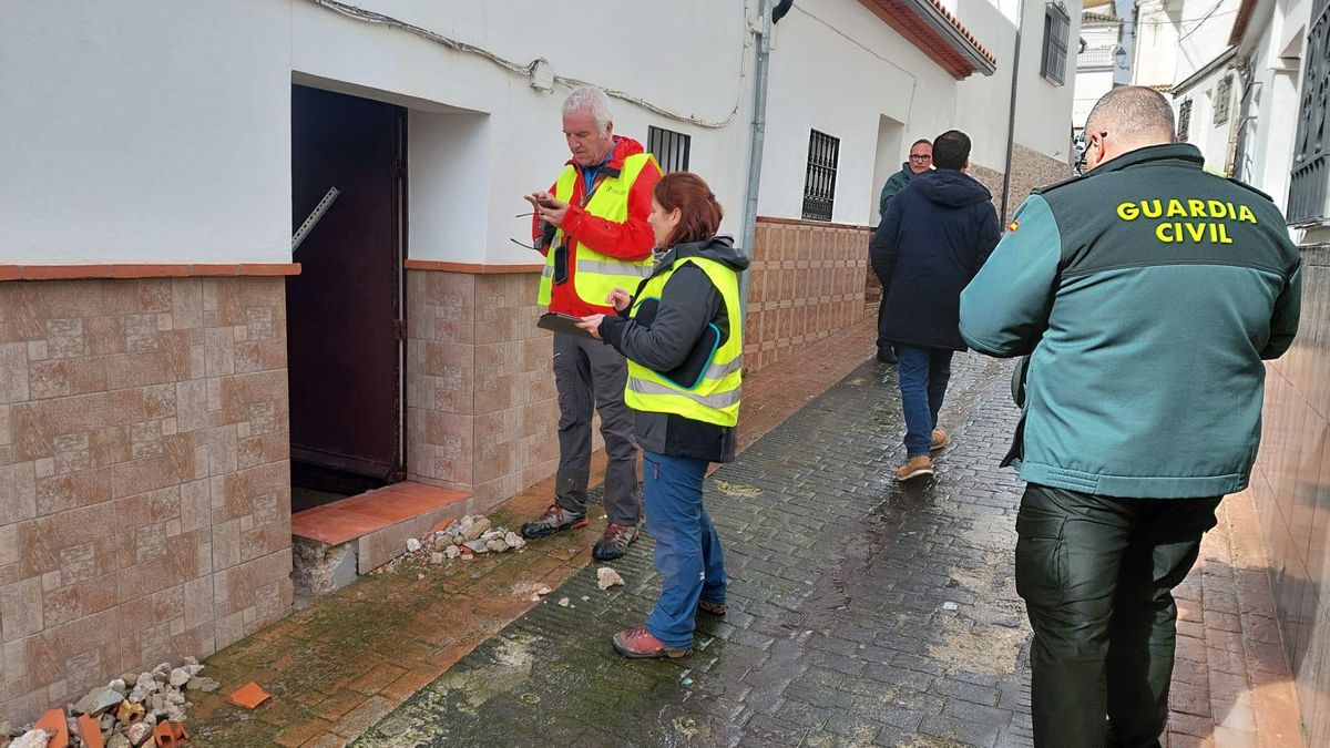Miembros del Grupo de Asesoramiento de Desastres y Emergencias (GADE), parte del CSIC), en la evaluación de daños en Grazalema, Cádiz, acompañados por la Guardia Civil.
