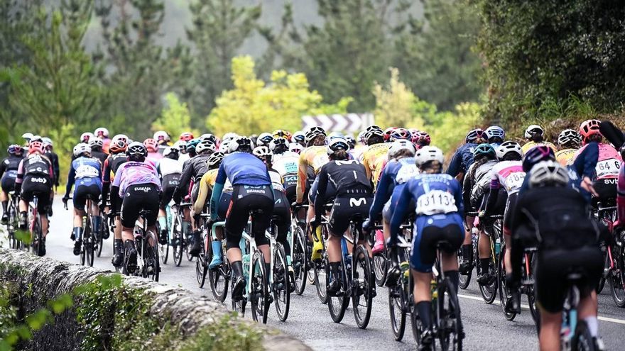 Una patrulla de la Ertzaintza atropella a una ciclista de la Itzulia y otras tres corredoras resultan heridas