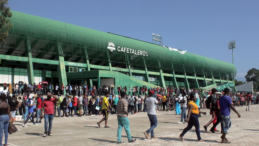 Miles de inmigrantes acuden a estadio del sur de México para pedir asilo