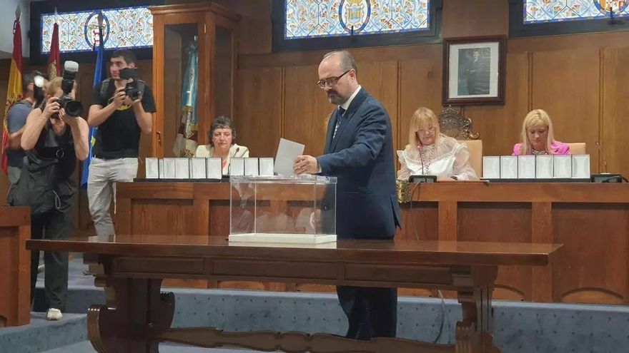Marco Morala, nuevo alcalde de Ponferrada, votando su candidatura
