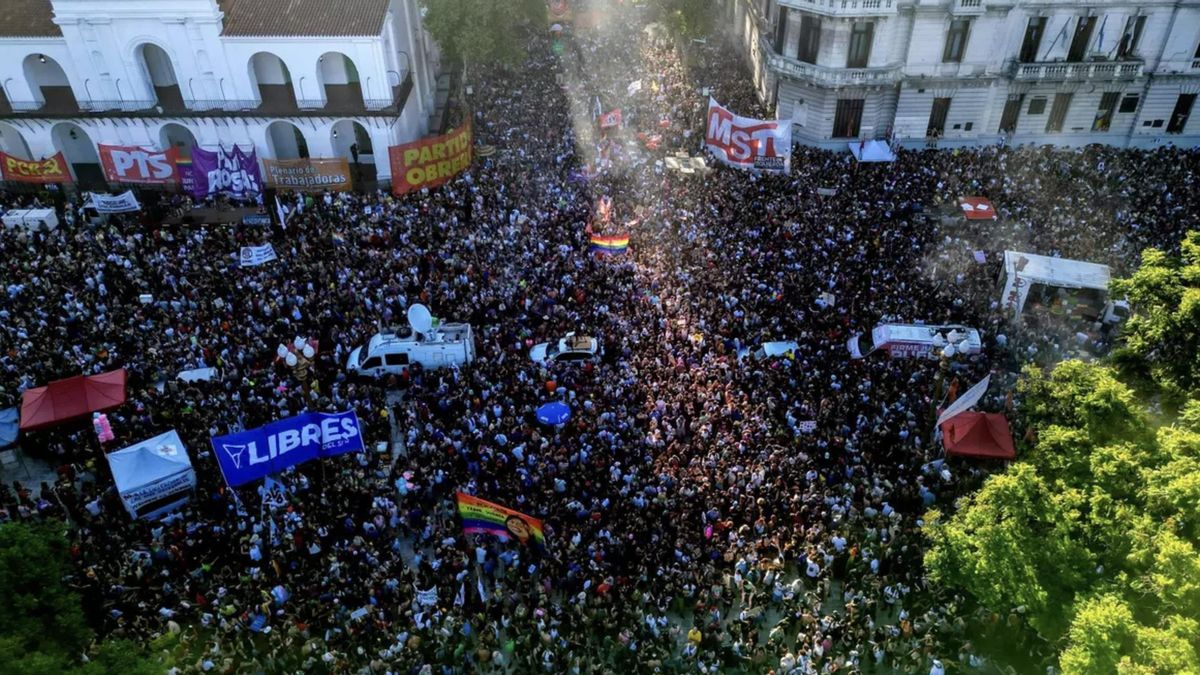 MIles de personas marcharon el año pasado desde el Congreso a Plaza de mayo en la marcha antifascista.
