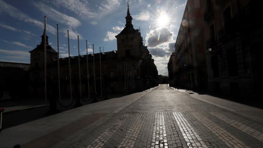 Vista de la Plaza de la Villa de Madrid, totalmente vacía este Sábado Santo.