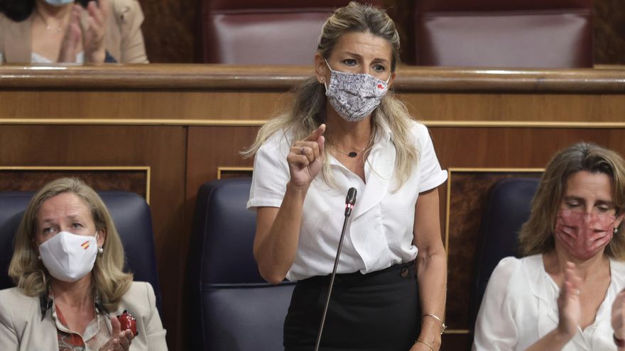 La vicepresidenta segunda del Gobierno y ministra de Trabajo y Economía Social, Yolanda Díaz, interviene en una sesión de control al Gobierno en el Congreso de los Diputados, a 15 de septiembre de 2021, en Madrid, (España).