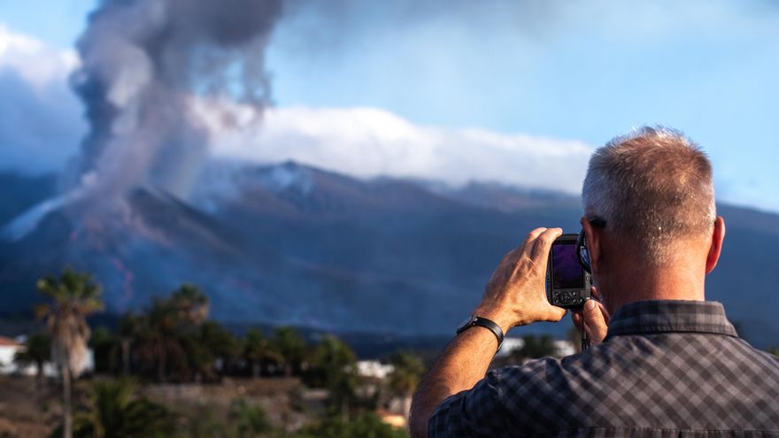 Un turista alemán fotografía el volcán de La Palma