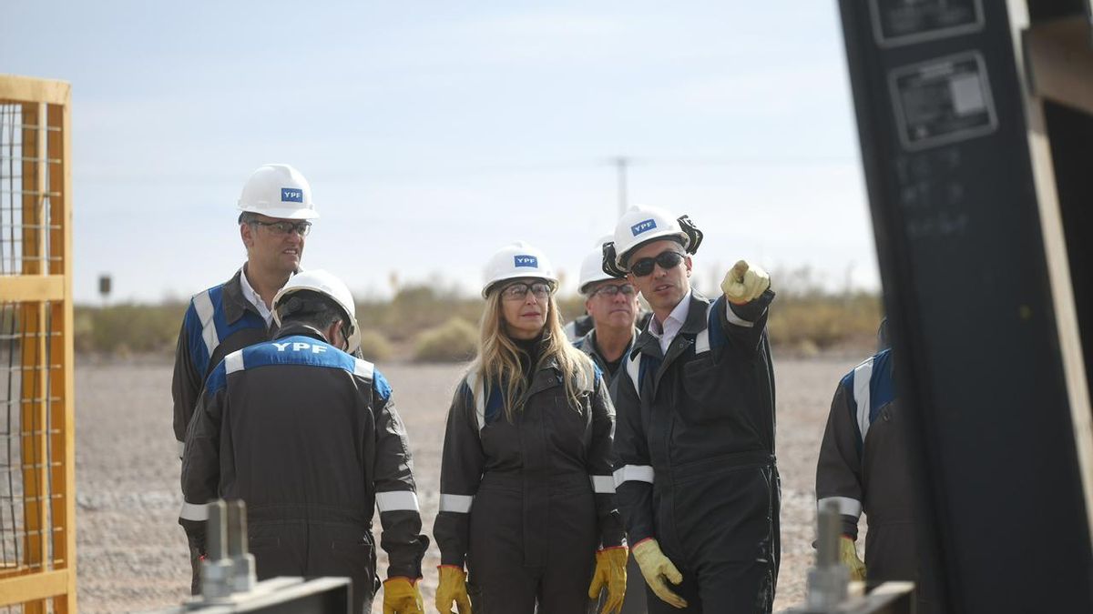 Karina Milei y Manuel Adorni recorrieron Loma Campana, uno de los principales polos energéticos de Neuquén.