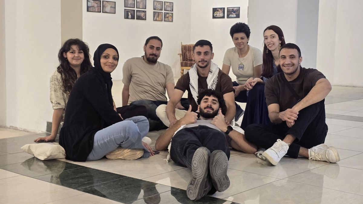 Jóvenes fotógrafos participantes en el Festival de la imagen de Amán con la ditectora, Linda Al Khoury, último término.