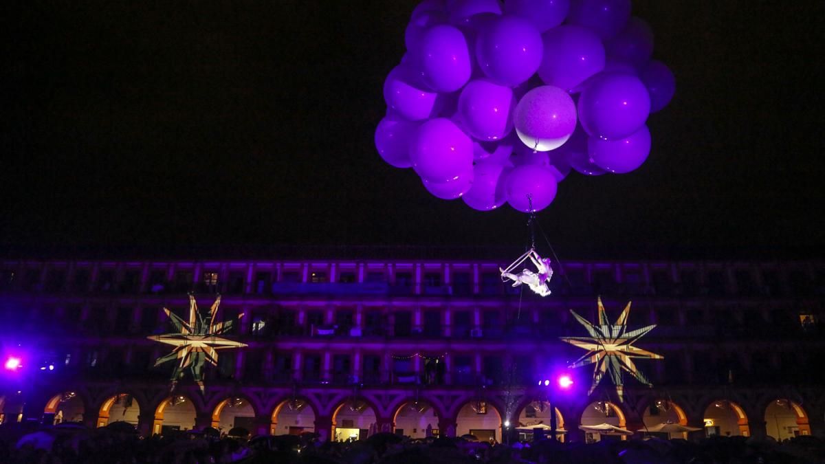Espectáculo aéreo en la plaza de la Corredera