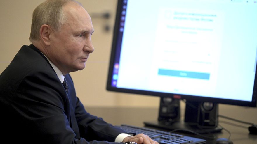 Internet, el nuevo frente de Putin: Rusia castigará búsquedas controladas por espías y lanza una alternativa a WhatsApp