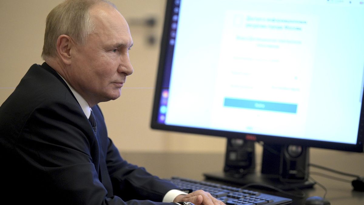 Internet, el nuevo frente de Putin: Rusia castigará búsquedas controladas por espías y lanza una alternativa a WhatsApp