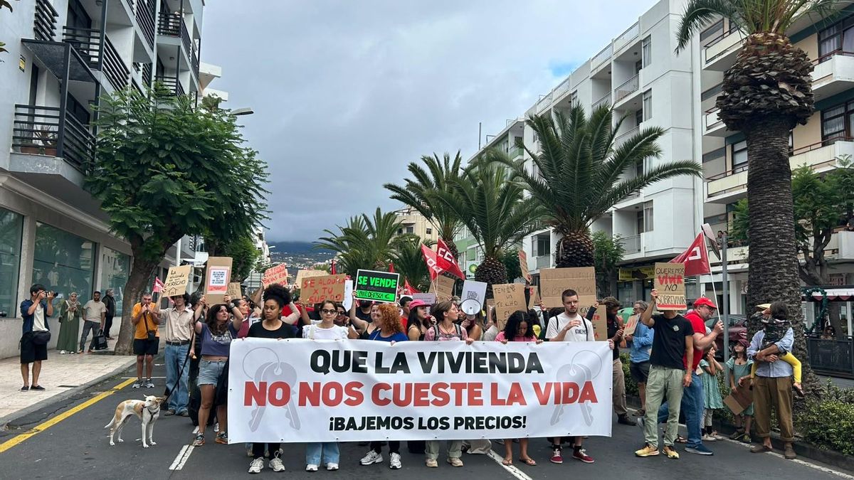 Manifestación este viernes en Los Llanos de Aridane para reclamar una vivienda digna. LA PALMA AHORA