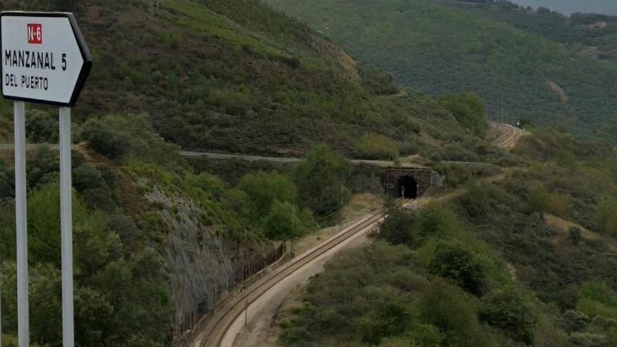 El Ministerio contrata por medio millón el estudio que decida cómo acabar con el 'embudo' del tren en El Manzanal
