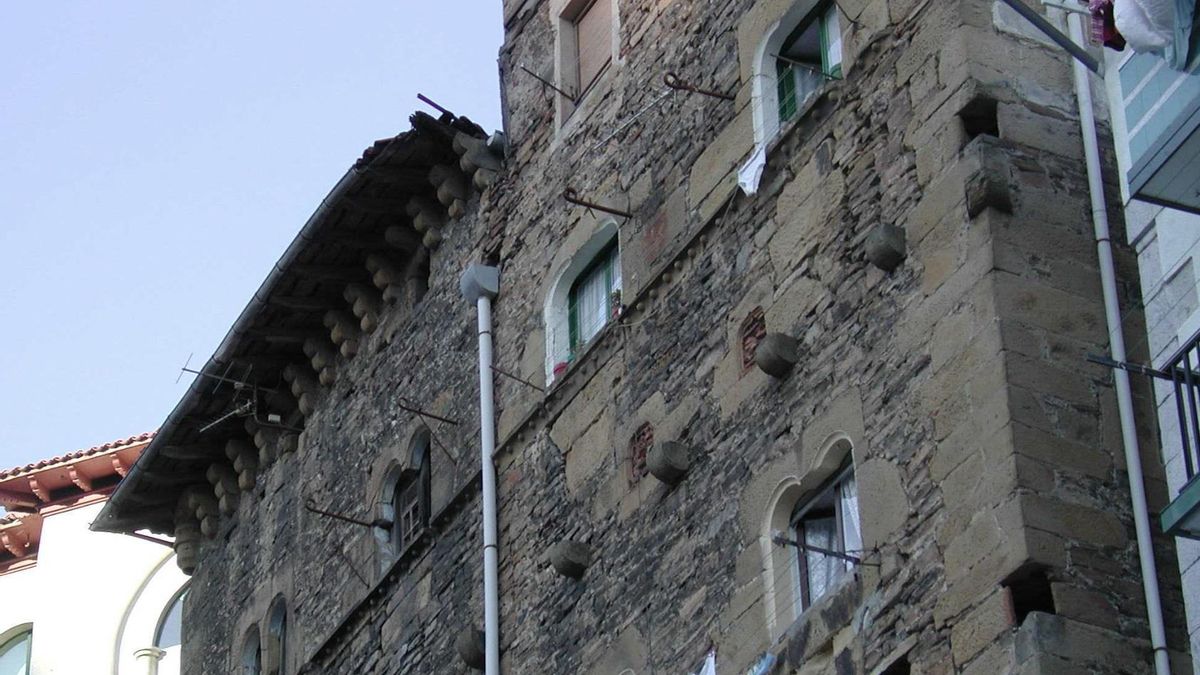 Las fachadas altas despliegan una notable riqueza ornamental caracterizada por la profusión de ajimeces y ventanas geminadas