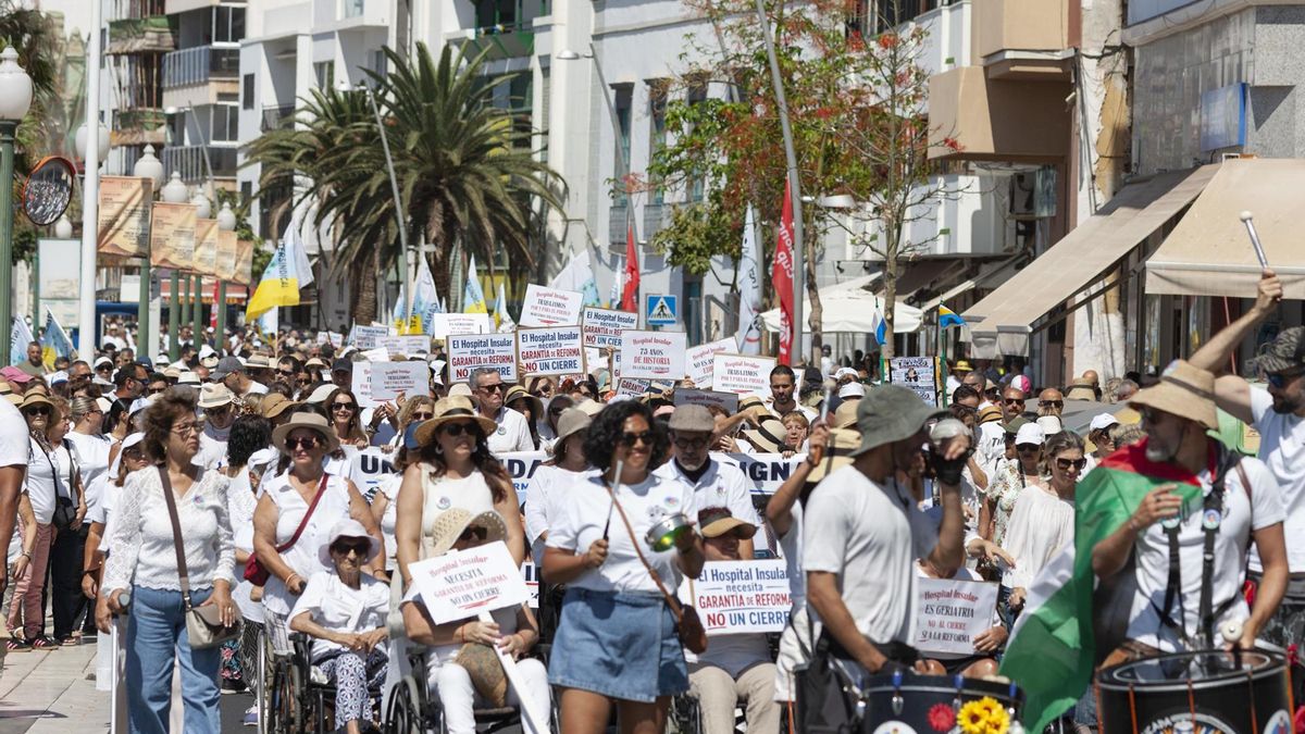 Unas 7.000 personas, según fuentes de la Policía Local de Arrecife, se han manifestado este sábado en la capital de Lanzarote para reclamar la continuidad del Hospital insular, dependiente del Servicio Canario de Salud y cuyo principal servicio que presta es el de geriatría. EFE/Adriel Perdomo