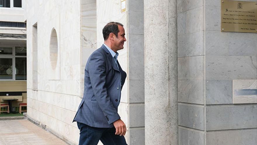 El presidente del Cabildo de Fuerteventura presiona al PSOE para que lo designe senador pese a estar acusado de corrupción en dos causas