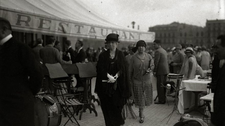 La reina María Cristina en la terraza del Gran Kursaal en julio de 1926