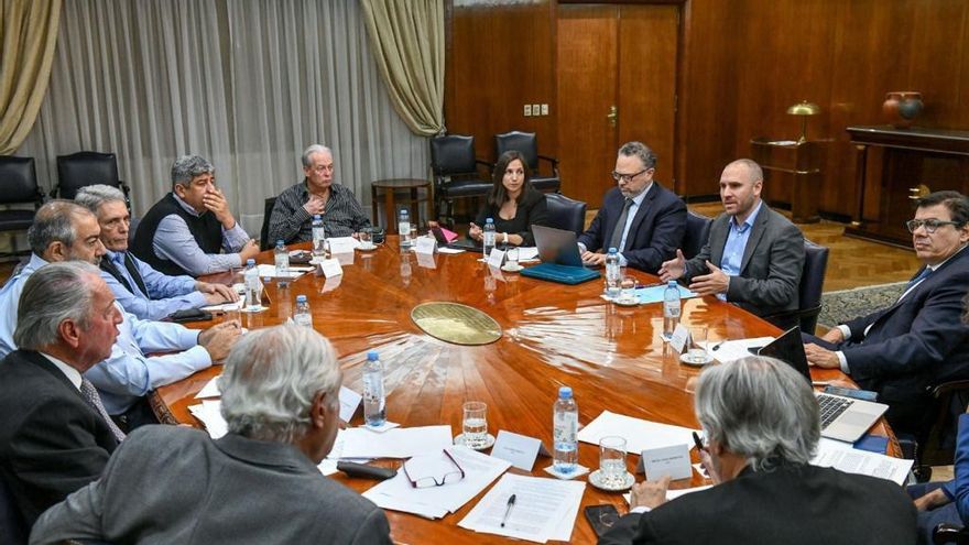 El Gobierno volvió a reunirse con la CGT y la UIA y acordaron adelantar las paritarias