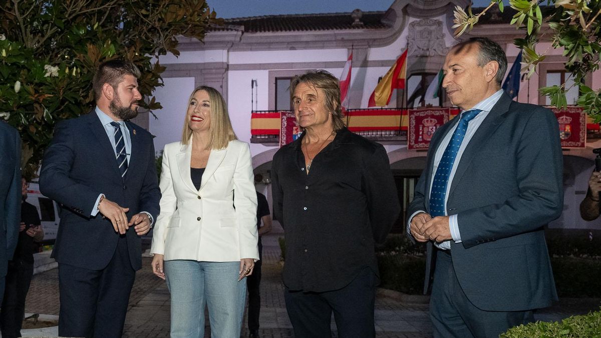 La presidenta extremeña, María Guardiola, junto a Nacho Cano delante de la estatua de Hernán Cortés en Medellín (Badajoz), la localidad natal del conquistador
