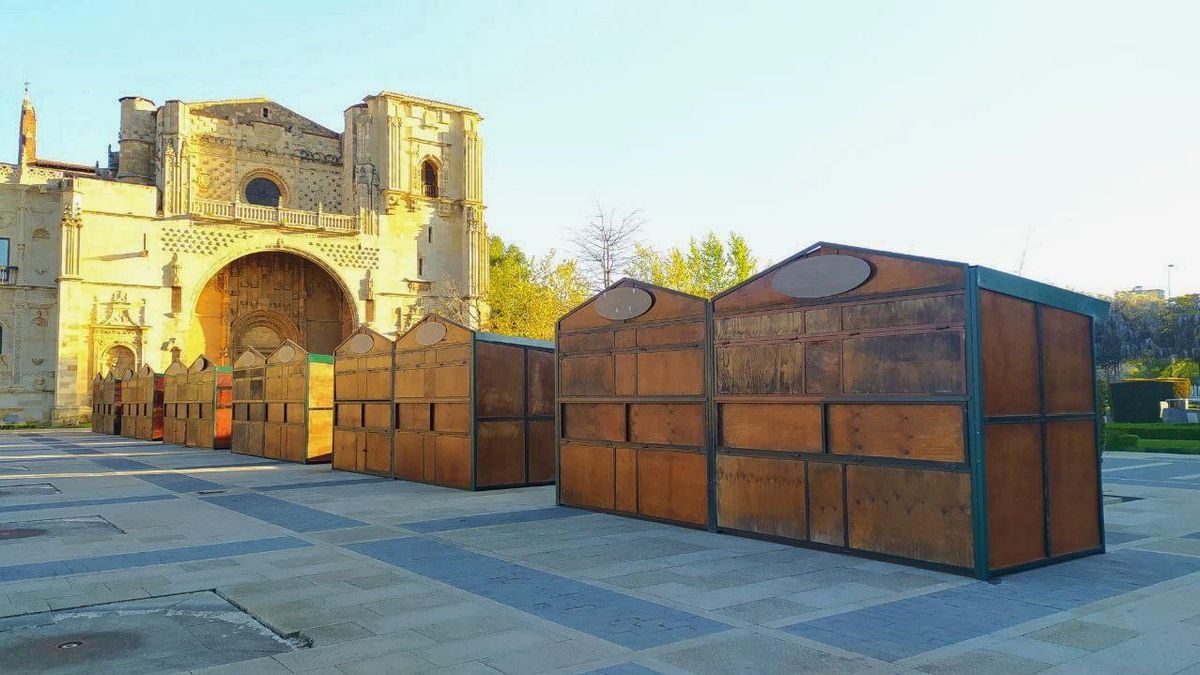 Casetas instaladas en la Plaza de San Marcos para la fiesta de la Junta por el Día de Castilla y León.