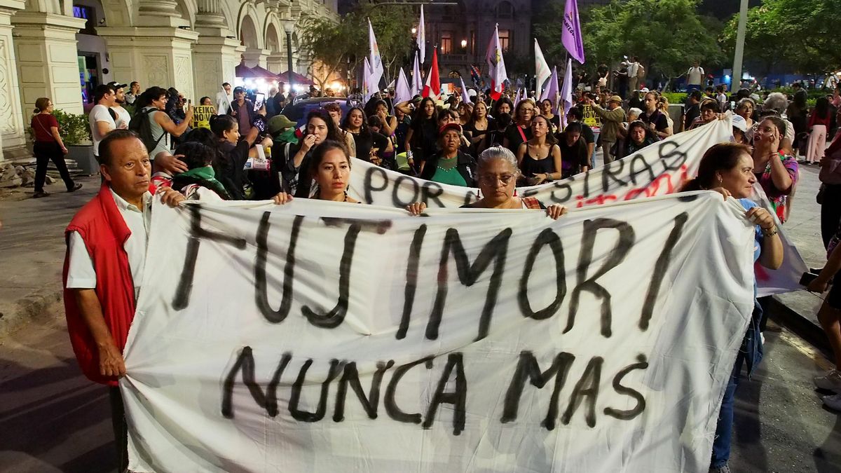 Manifestantes en Lima, Perú, protestan contra Keiko Fujimori.