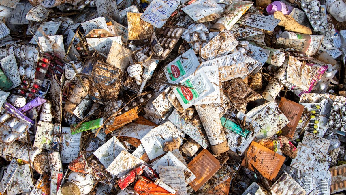 Medicamentos arrastrados por la barrancada.