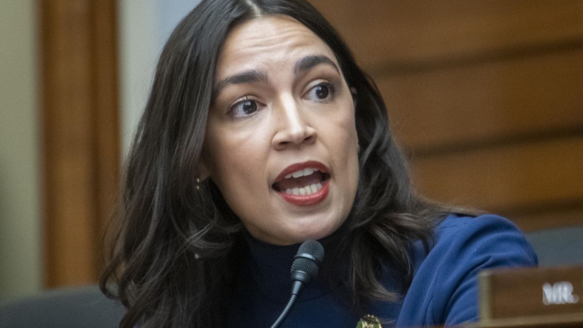 Ocasio-Cortez exige al Pentágono que condicione la cooperación con Perú al respeto a la protesta pacífica y los derechos humanos