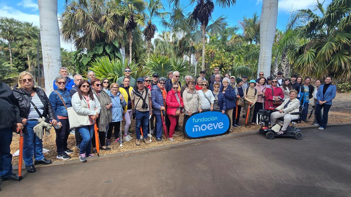 Foto de familia de la visita inclusiva al Palmetum de ONCE y Fundación Moeve.