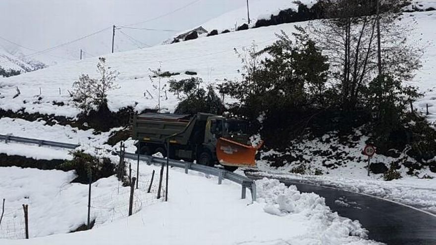 Efectivos de la ULE de El Ferral del Bernesga intervienen para reestablecer el tráfico en Asturias.