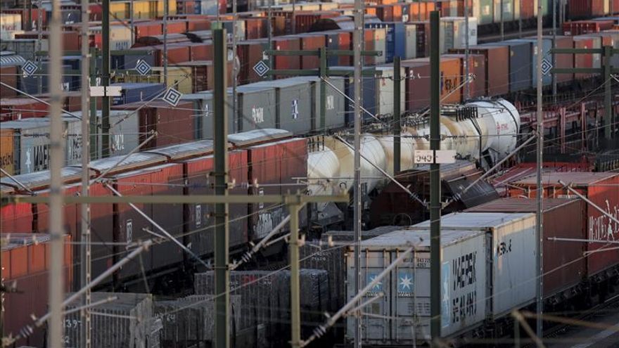 Descarrila un tren con mercancías peligrosas en Ourense y provoca un vertido de aceites