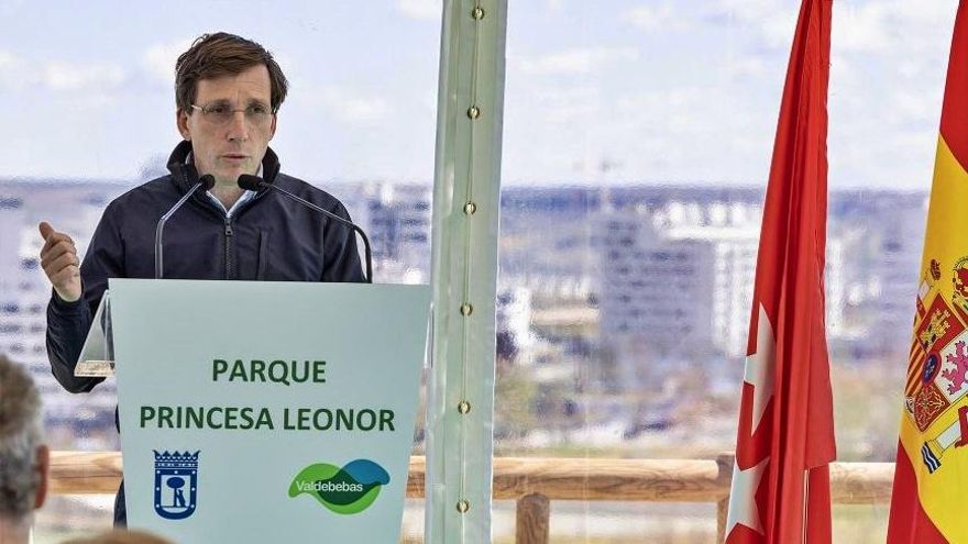 Banderas, pantallas gigantes y un bando: Almeida se vuelca con la jura de la Constitución de Leonor de Borbón