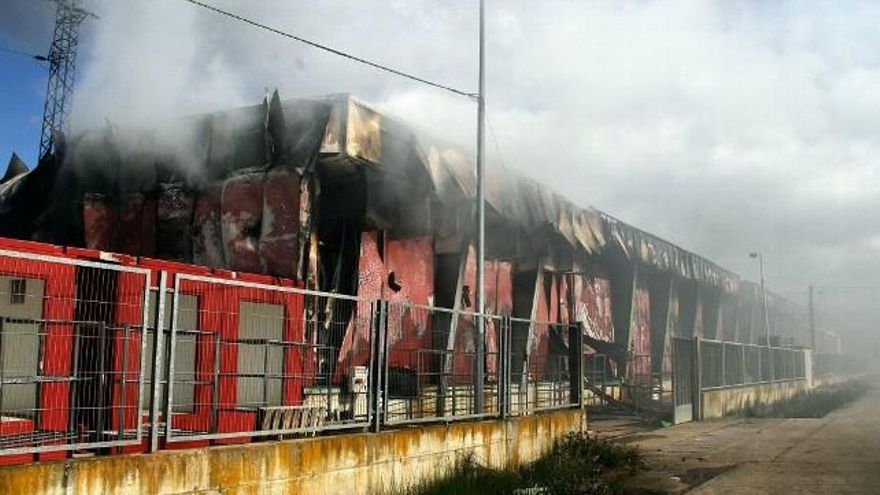 Peio García / ICAL La fábrica de Embutidos Rodríguez tras el incendio