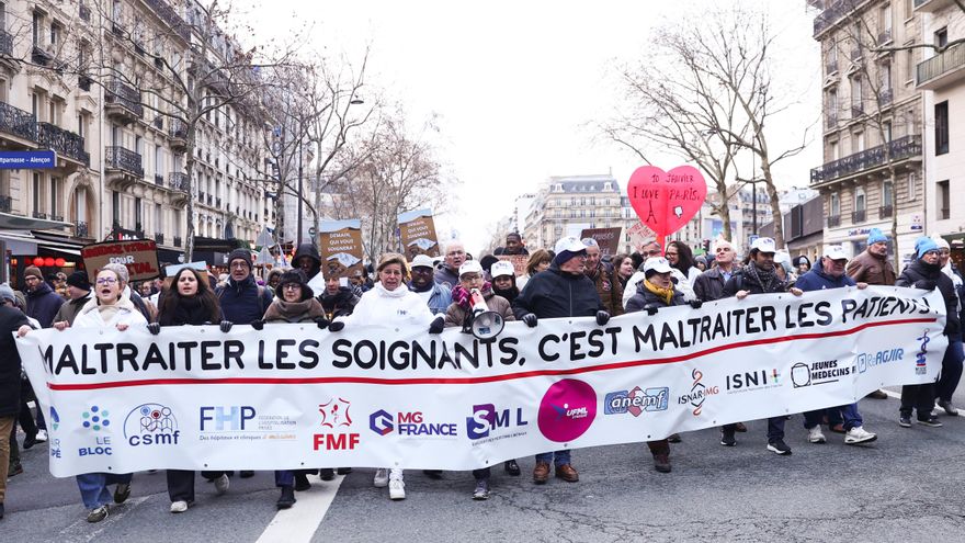 Miles de médicos se manifiestan en París contra las medidas de ahorro presupuestario