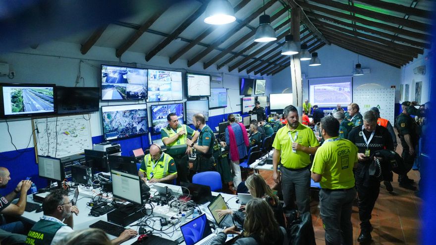 El consejero de la Presidencia, Interior, Diálogo Social y Simplificación Administrativa Antonio Sanz supervisa  el puesto de mando avanzado durante el Gran Premio de Motociclismo de Jerez.