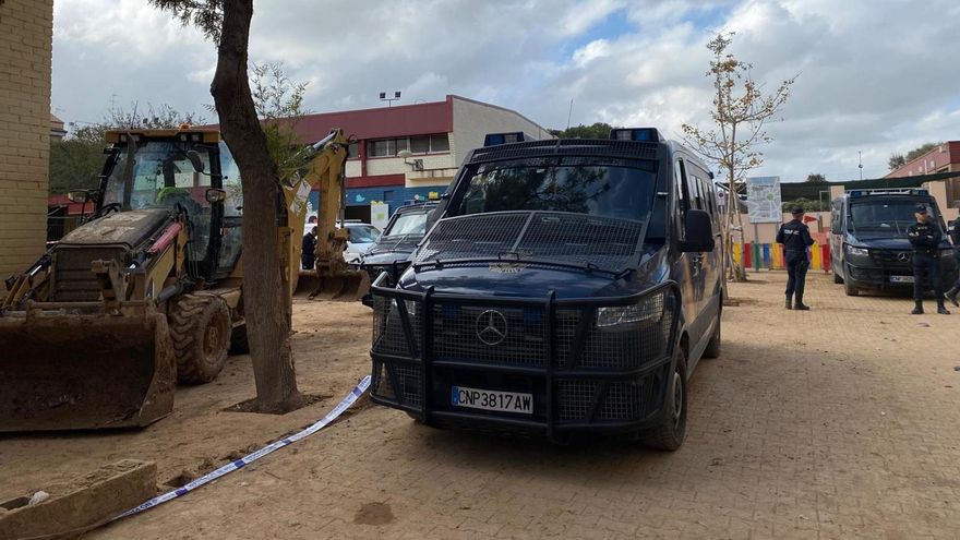 A worker dies after collapsing at the Lluís Vives school in Masanassa, affected by DANA