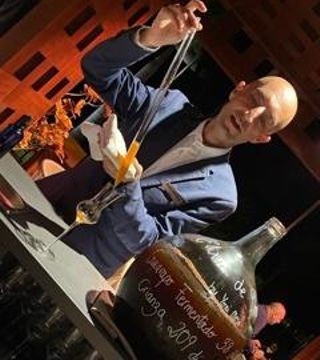 Dani en la cena con Guarapo Fermentado.