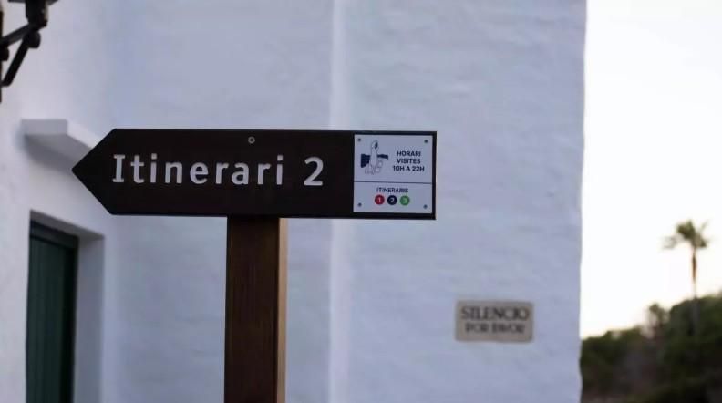 Un cartell amb un dels itineraris ideats pels veïns
