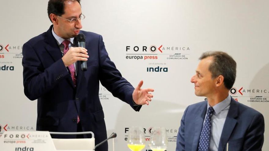 El ministro de Comercio, Industria y Turismo de la República de Colombia, José Manuel Restrepo, protagoniza este miércoles un foro informativo en el que ha sido presentado por el ministro de Ciencia, Innovación y Universidades, Pedro Duque (d).