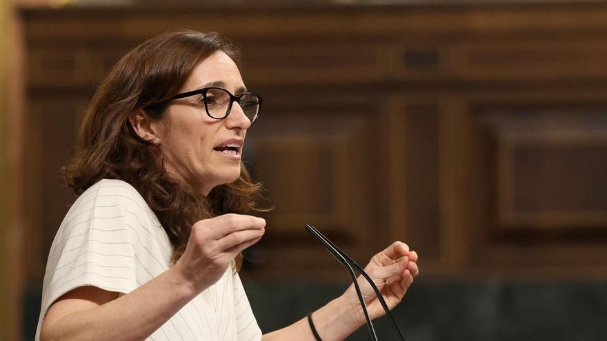 La ministra de Sanidad, Mónica García, interviene durante una sesión de control al Gobierno, en el Congreso de los Diputados, a 18 de marzo de 2026, en Madrid (España).
