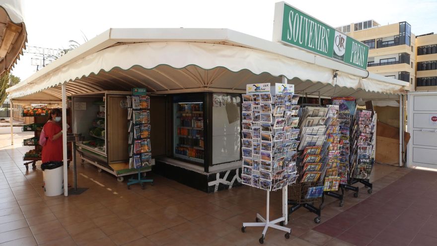 Tienda de souvenir en el sur de Gran Canaria. (ALEJANDRO RAMOS)