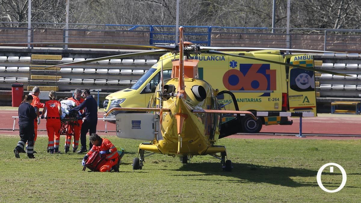 Imagen de archivo de una atención del 061 en Córdoba.