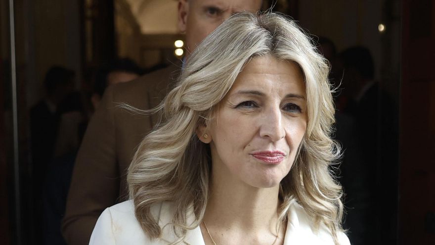 La líder de Sumar, Yolanda Díaz, luce un pin con una sandía (con los mismos colores de la bandera palestina) durante el debate de investidura, este miércoles en Madrid. EFE/Mariscal