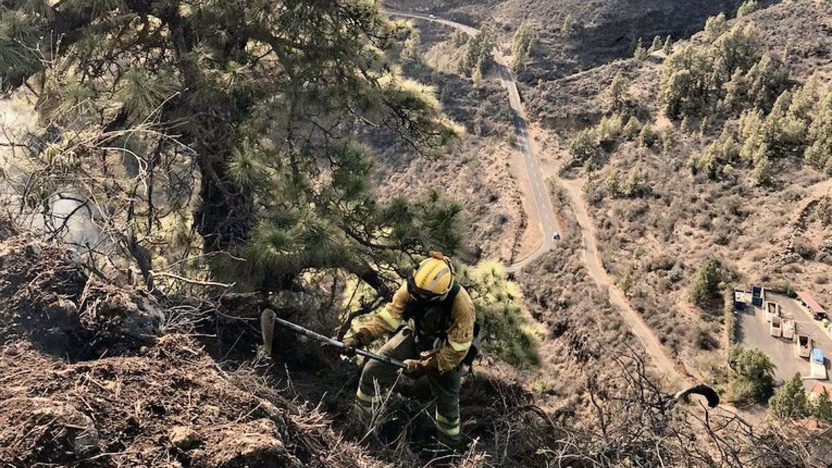Un bomberos forestal de la BRIF (Brigada de Refuerzo de Incendios Forestales) durante las tareas de extinción del fuego en Tirafae