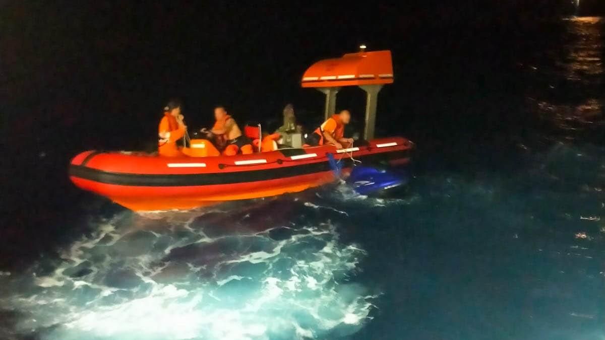 Archivo - Imagen de archivo de un rescate en aguas de Almería.