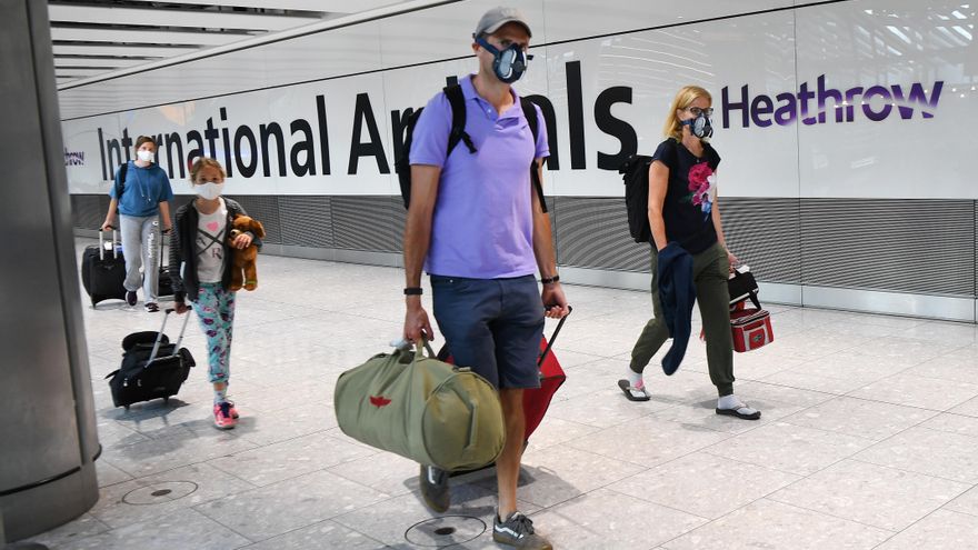 Pasajeros a su llegada al aeropuerto londinense de Heathrow. EFE/EPA/ANDY RAIN/Archivo