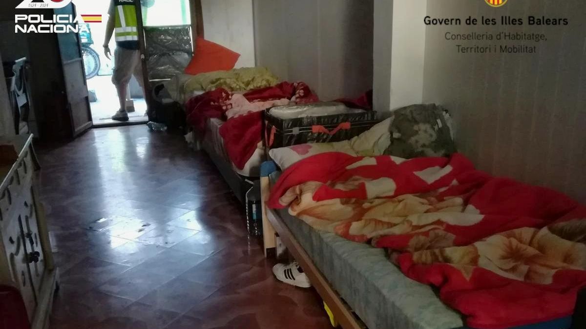 Treinta personas, 24 camas y ningún retrete: investigan al dueño de una infravivienda sobreocupada en Mallorca