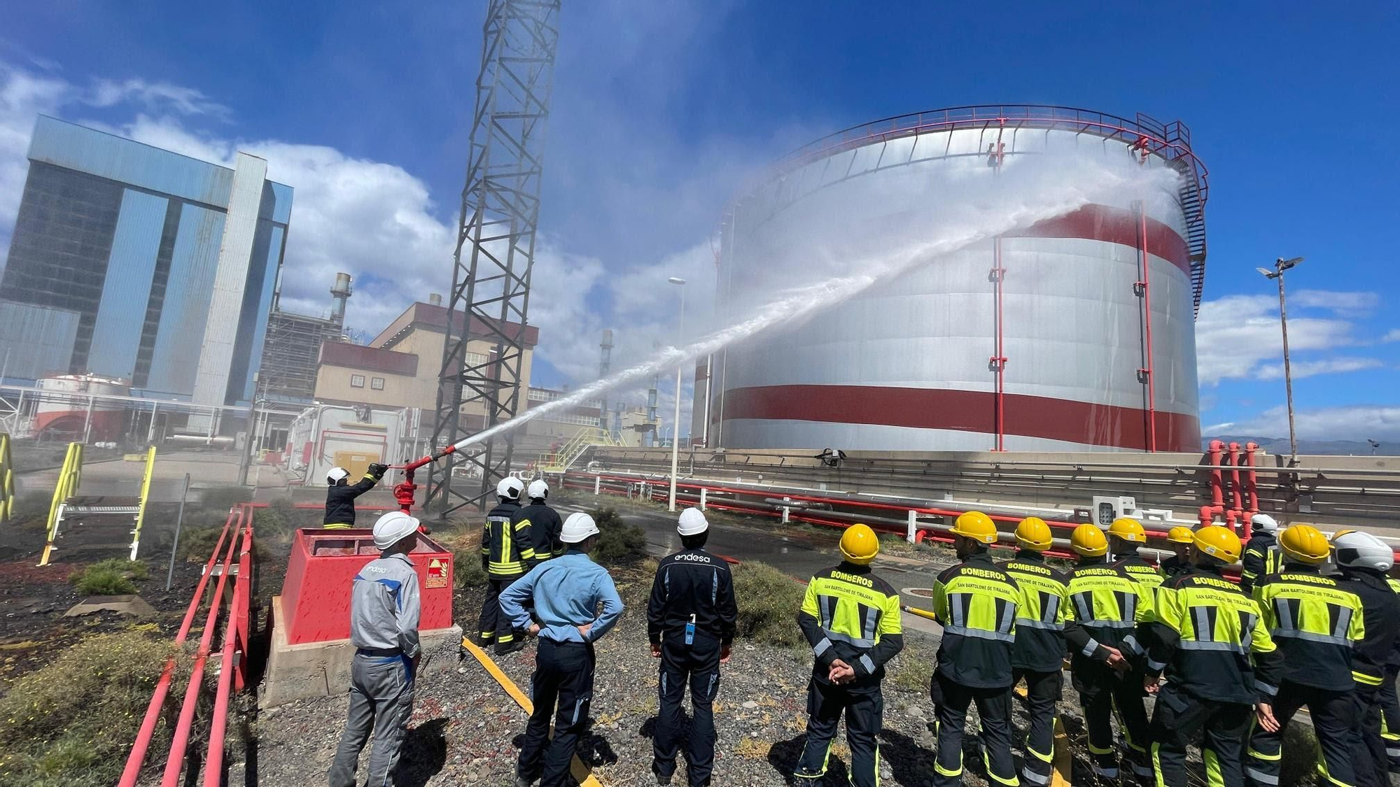 Bomberos de San Bartolomé de Tirajana y personal de Endesa, durante el simulacro de activación real de los Sistemas de Protección de los tanques de almacenamiento de combustible.