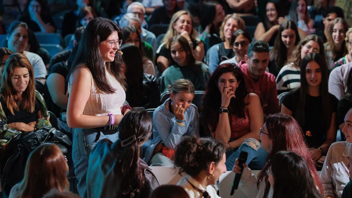Joana Marcús se pasea entre el pública durante la charla que protagonizó, la primera del festival