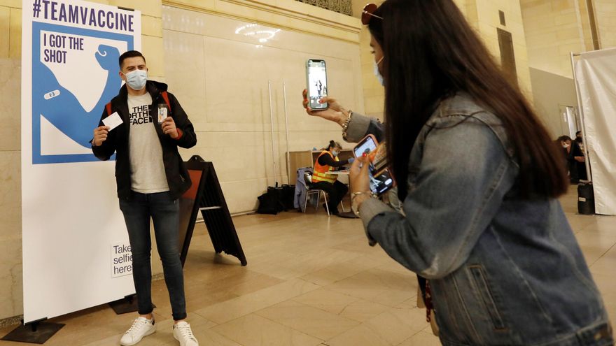 Un hombre posa para una foto después de vacunarse contra la COVID-19 en la Grand Central Terminal de Nueva York. La instalación forma parte de una iniciativa en toda la ciudad para que más neoyorquinos y turistas se vacunen.