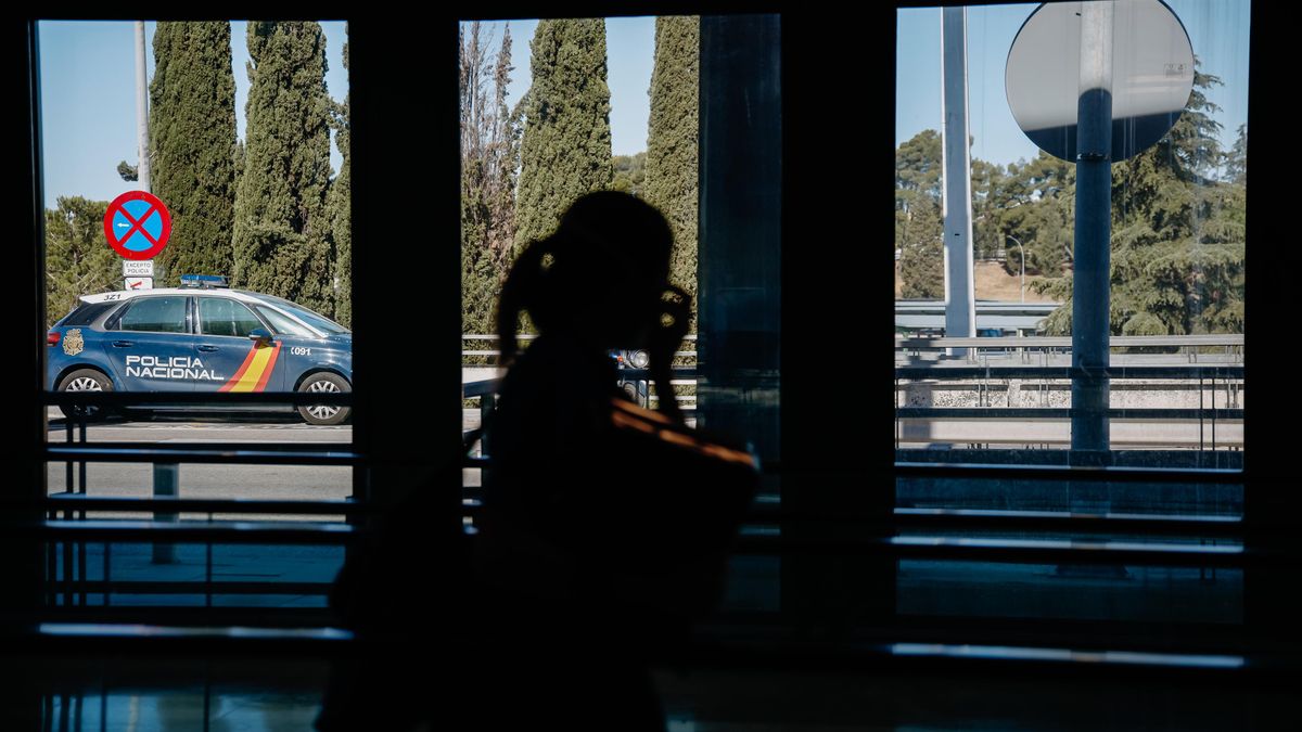 Archivo - Un vehículo de la Policía Nacional en el exterior del aeropuerto de Madrid-Barajas