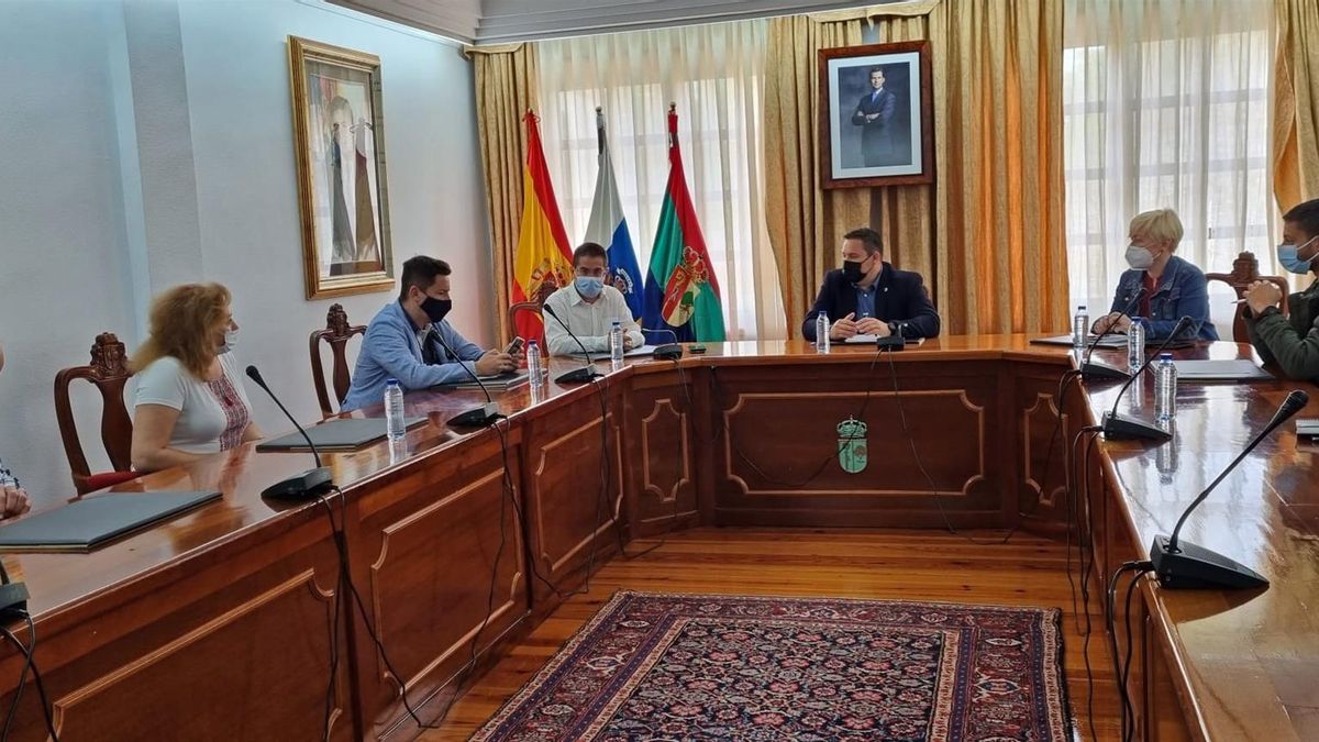 Reunión en el Ayuntamiento de Arona con represenantes de la Asociación ucraniana Oberig de Tenerife. / FOTO: AYUNTAMIENTO DE ARONA