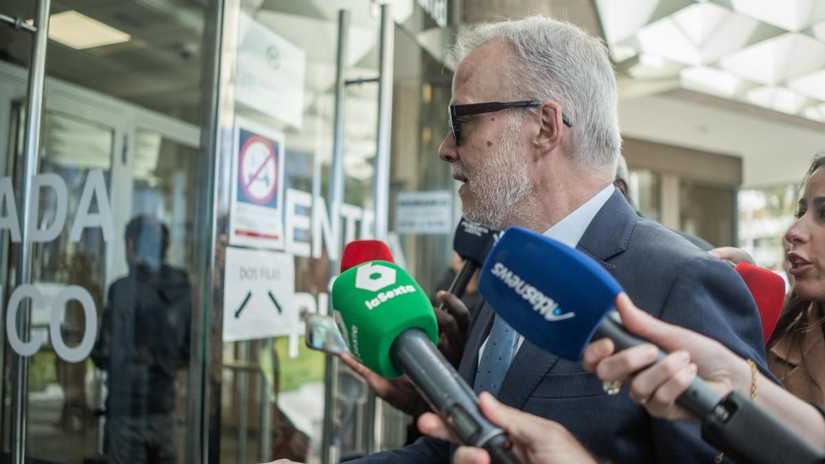 Antonio Camacho, abogado de Begoña Gómez, a su llegada a los juzgados.